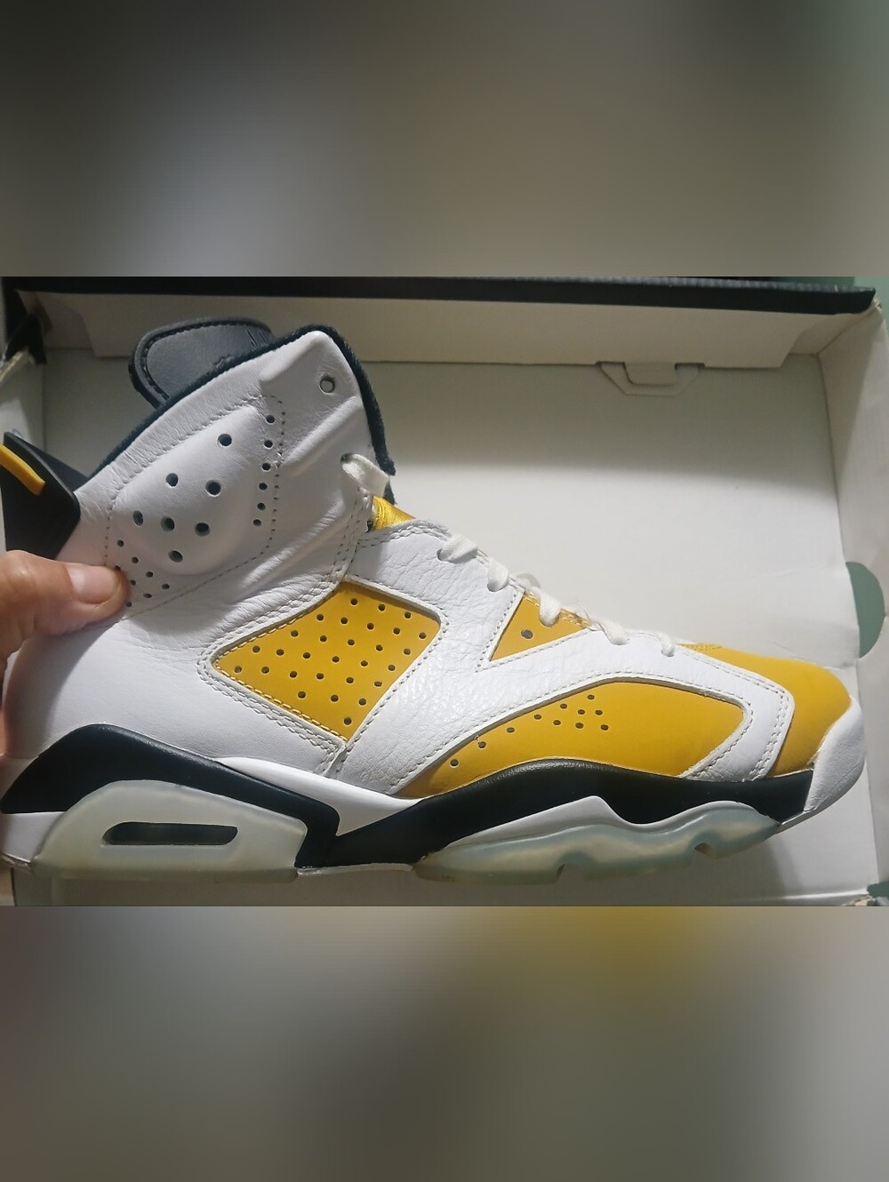 EUC Jordan Retro 6 Yellow Ochre Sneakers